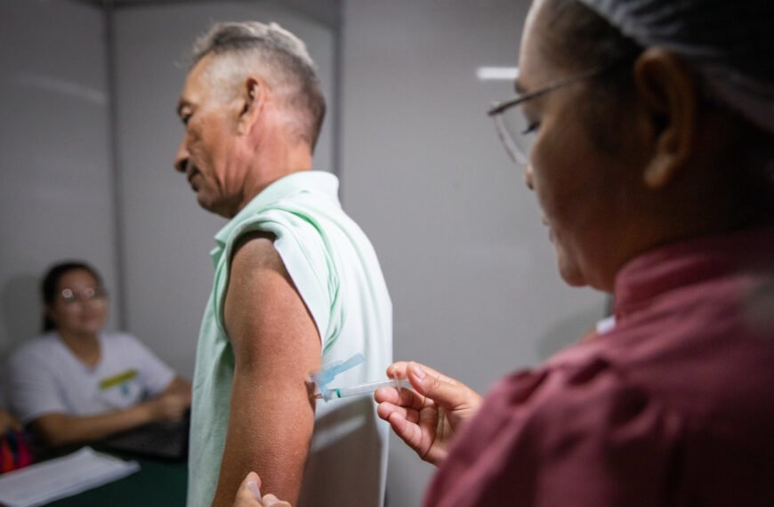 Brasil inicia vacinação inédita contra a dengue