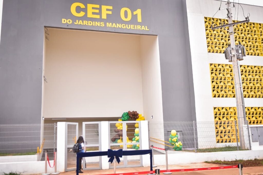 A nova escola tem capacidade para atender até 700 alunos por turno, em ambientes amplos, seguros e preparados para o desenvolvimento educacional