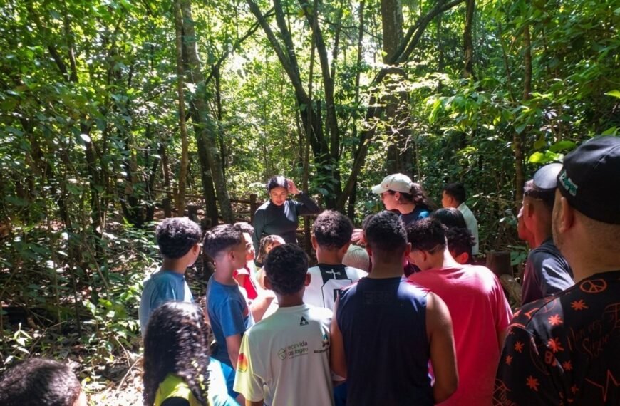 Jovens participam de ação socioambiental na Estrutural