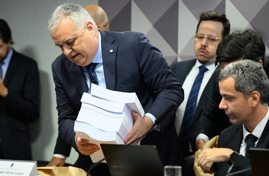 Relatório final da CPMI do INSS pede indiciamento de Lulinha e outros poderosos pelo roubo dos aposentados