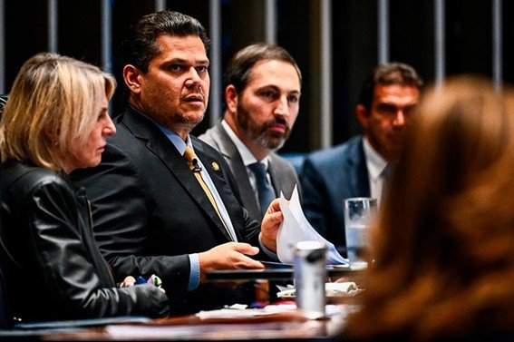 Senadores aprovam uso de tornozeleira eletrônica para agressores e projeto vai à sanção