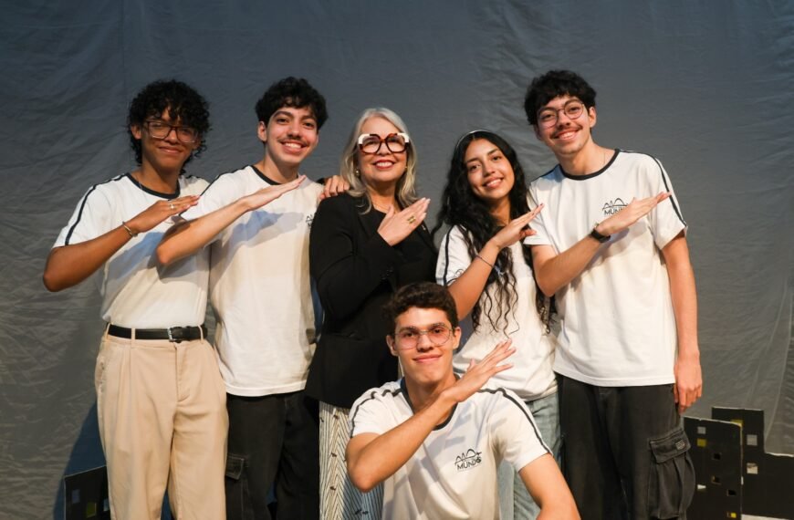 Estudantes do DF que fizeram intercâmbio na Europa homenageiam Hélvia Paranaguá