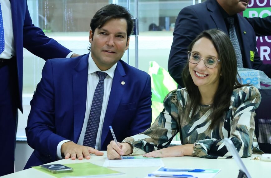 Deputado Robério Negreiros assina filiação ao Podemos