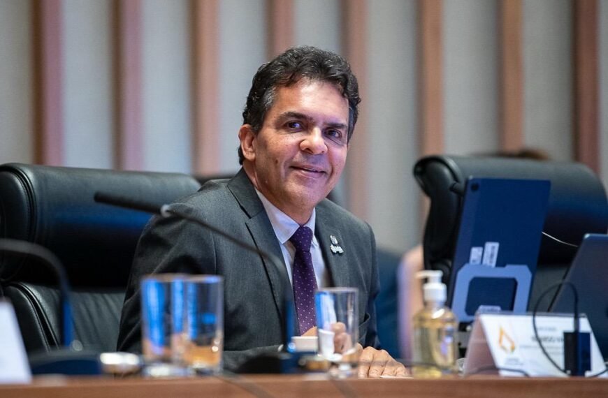 Ricardo Vale reúne educadores em audiência para discutir crise dos temporários e nomeação de concursados