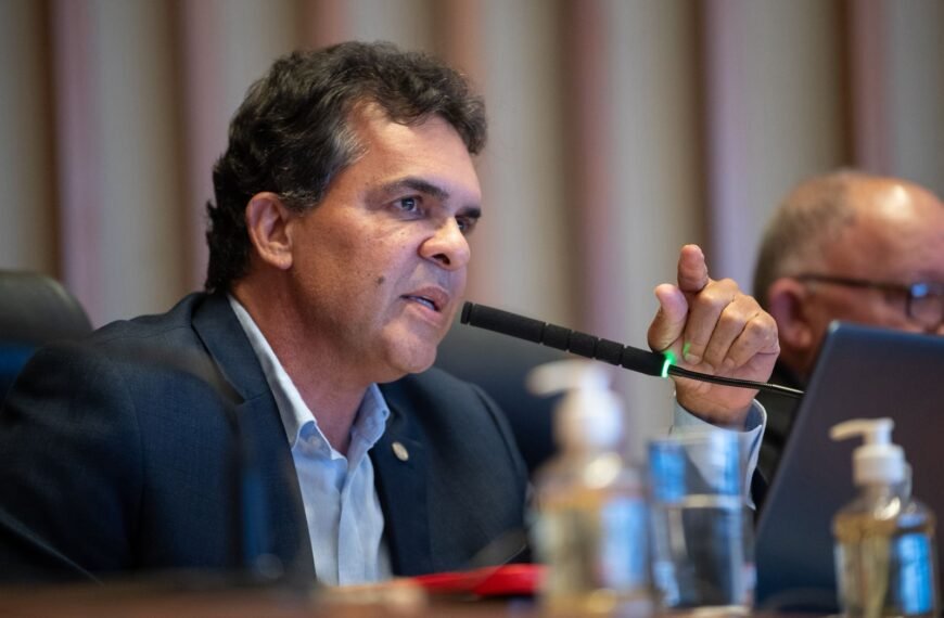 Ricardo Vale apresenta projeto que obriga aviso pelo WhatsApp sobre falta de água, energia e coleta de lixo no DF