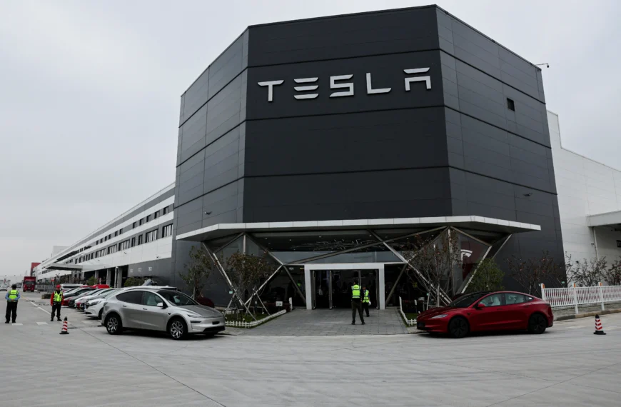 Tesla acelera produção na China e fabrica um carro a cada 40 segundos