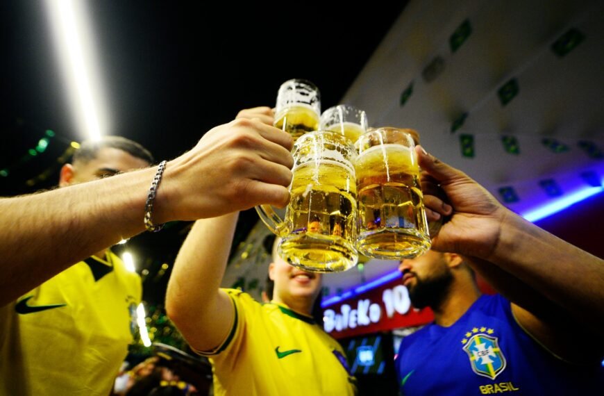 Vai beber durante os jogos da Copa? Consumo exige atenção