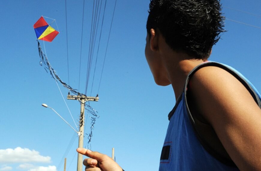 Brincadeira perigosa: ocorrências com pipas na rede elétrica crescem 31% e deixam mais de 59 mil brasilienses sem energia