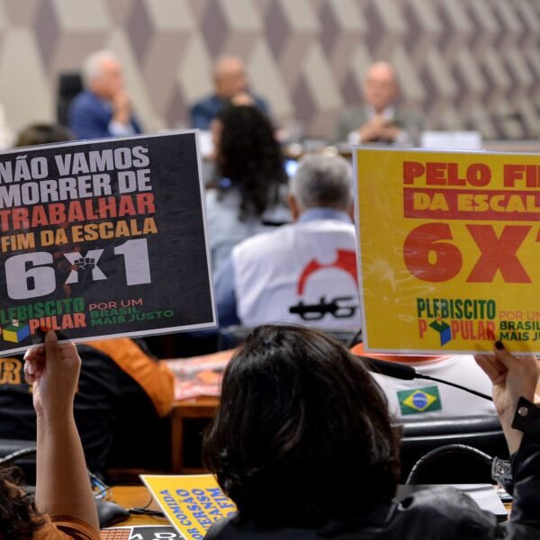 Estudo aponta que PEC do fim da escala 6×1 pode elevar custos em serviços, logística e varejo